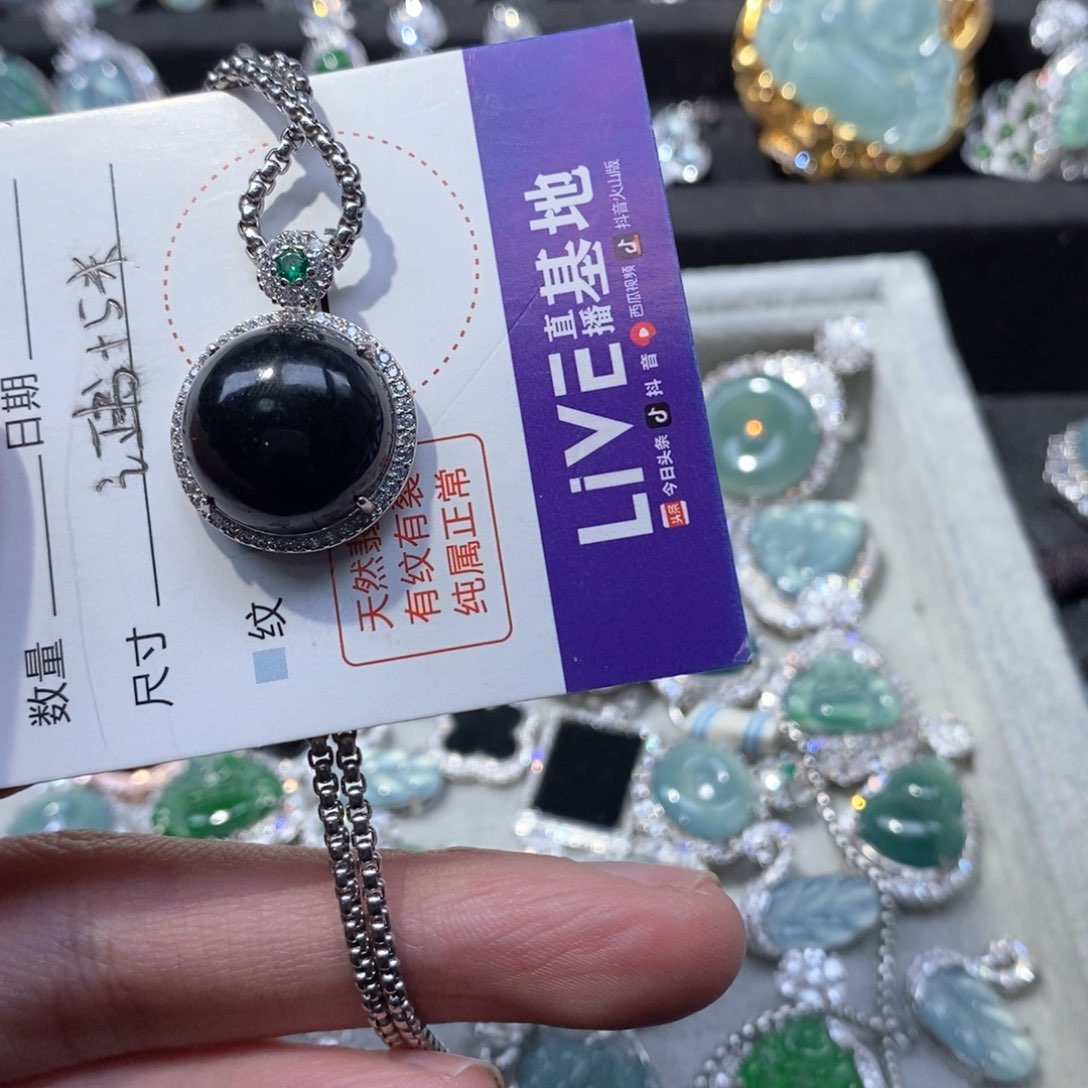 翡翠颈饰未镶嵌翡翠