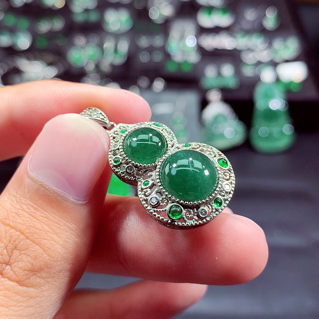 翡翠未镶嵌颈饰挂件