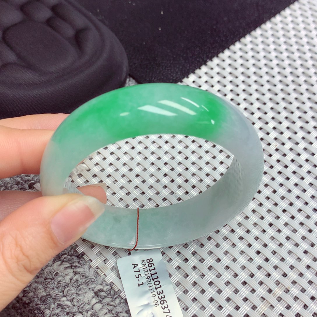 翡翠手镯未镶嵌缅甸