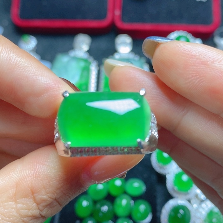 翡翠未镶嵌挂件马鞍