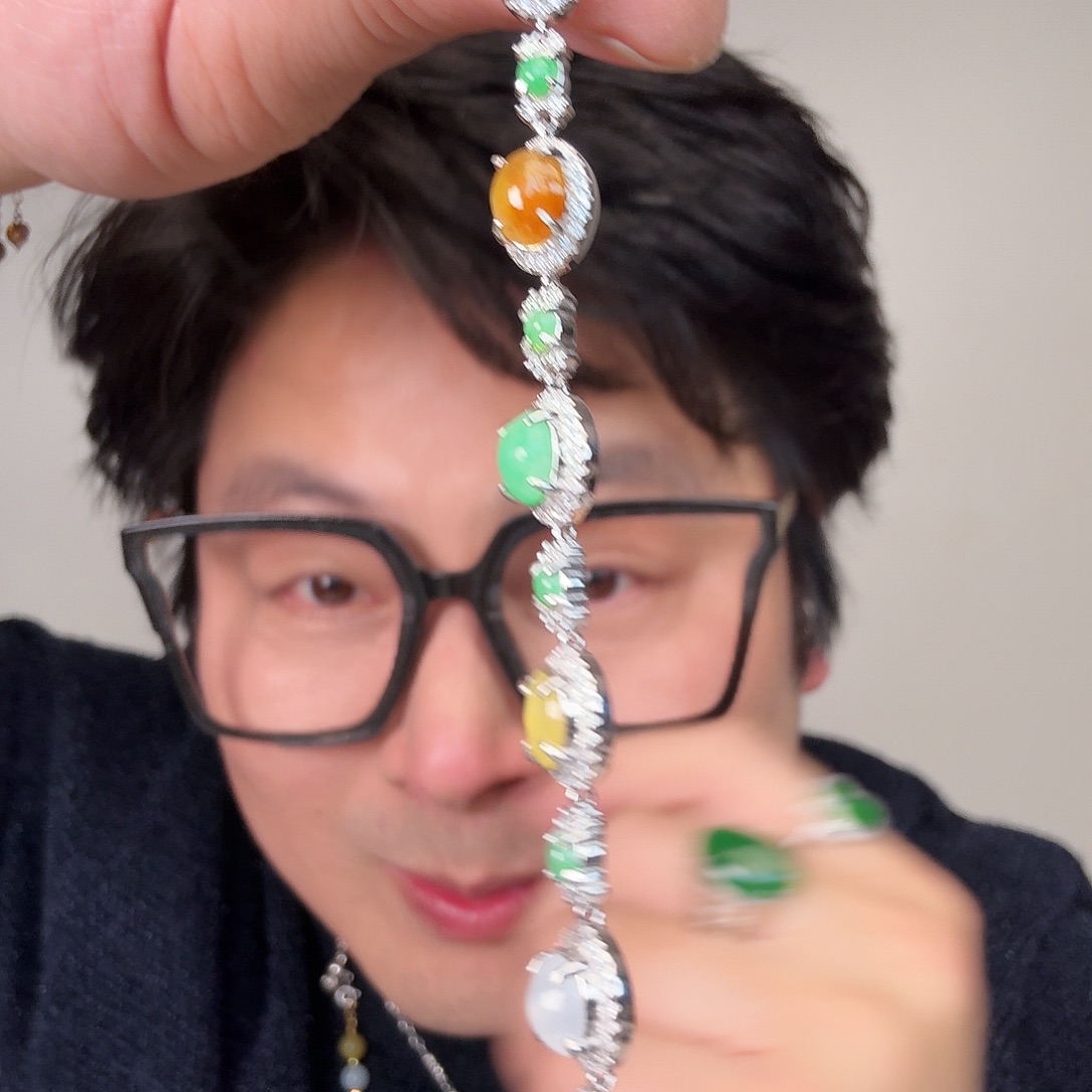 翡翠未镶嵌颈饰一件