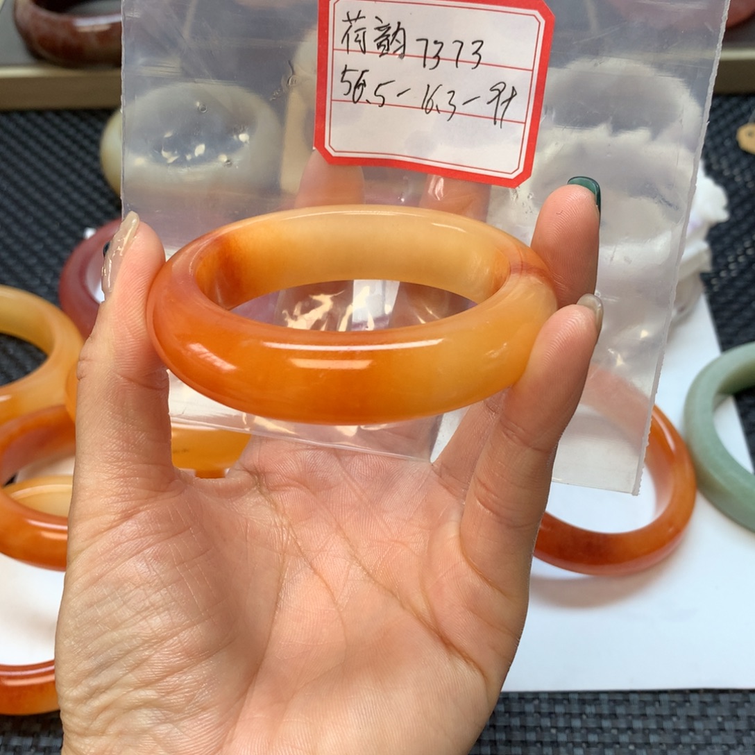 荷***3石英岩玉未镶嵌手镯