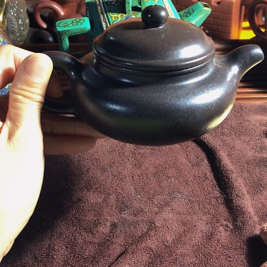紫砂茶壶原矿泥料手工制作的紫砂壶。