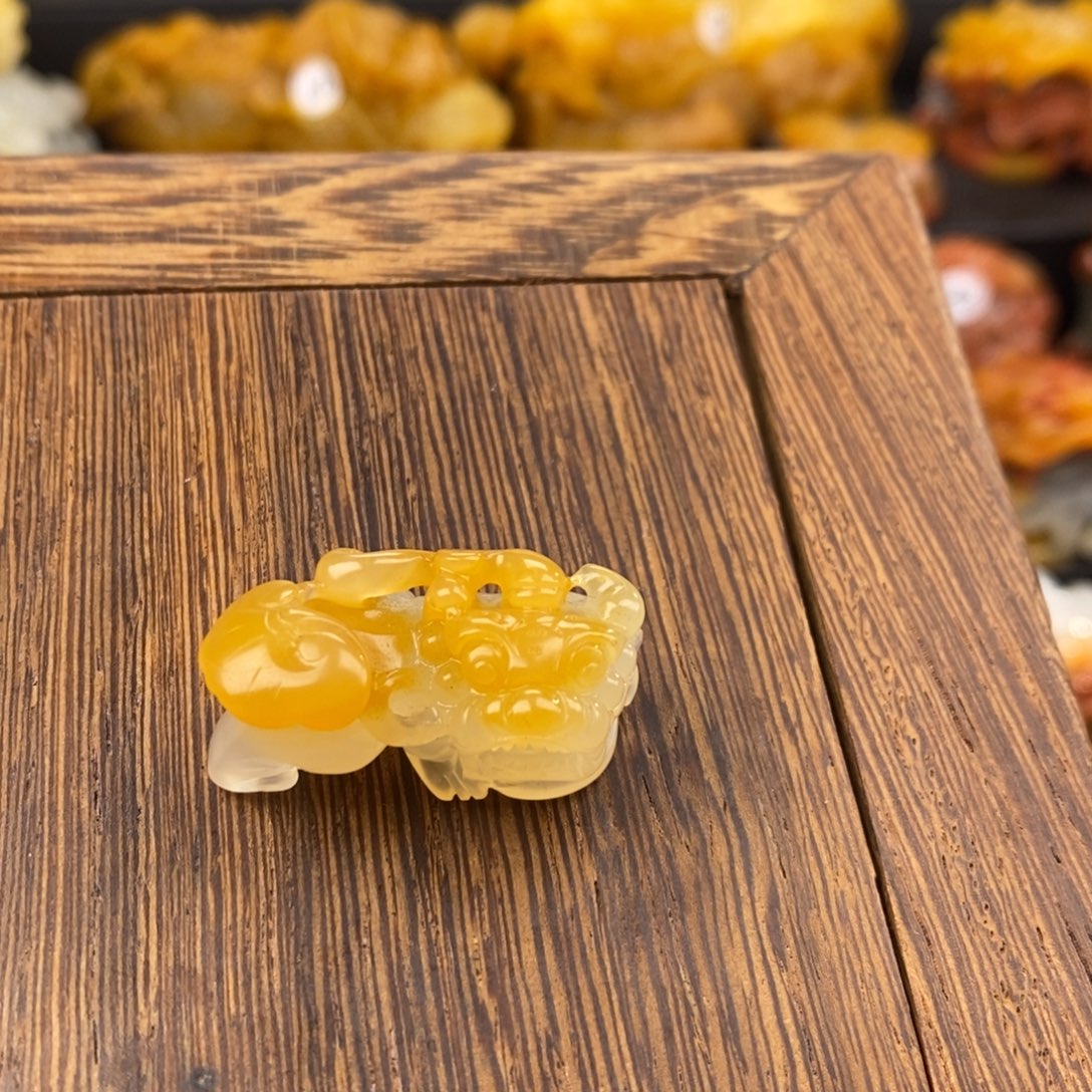 石英质玉（黄龙玉）未镶嵌颈饰