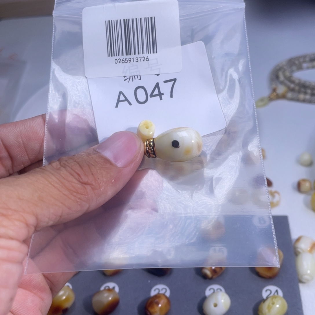 打***邪琥珀未镶嵌裸石蜜蜡