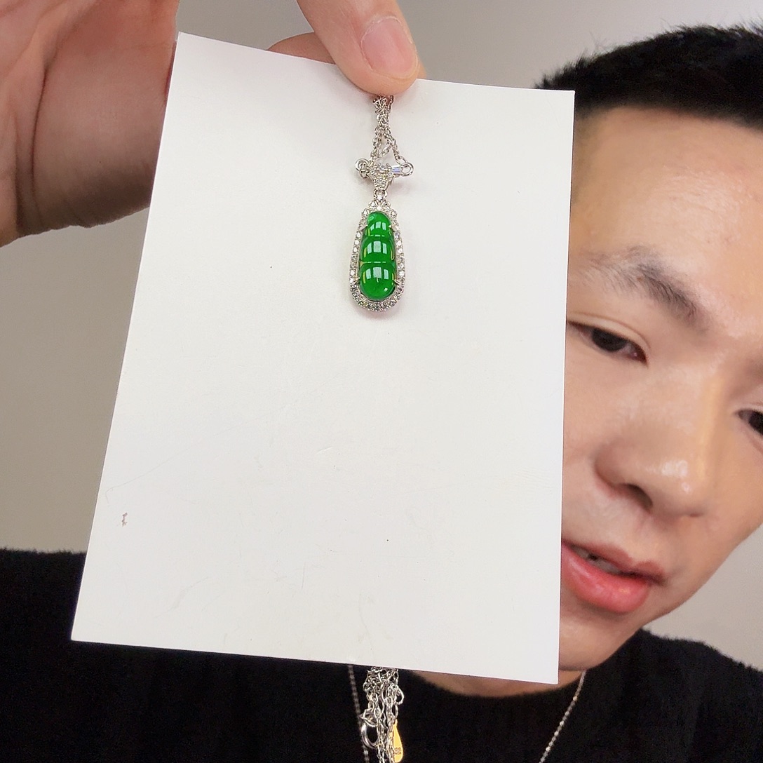 翡翠未镶嵌颈饰一件