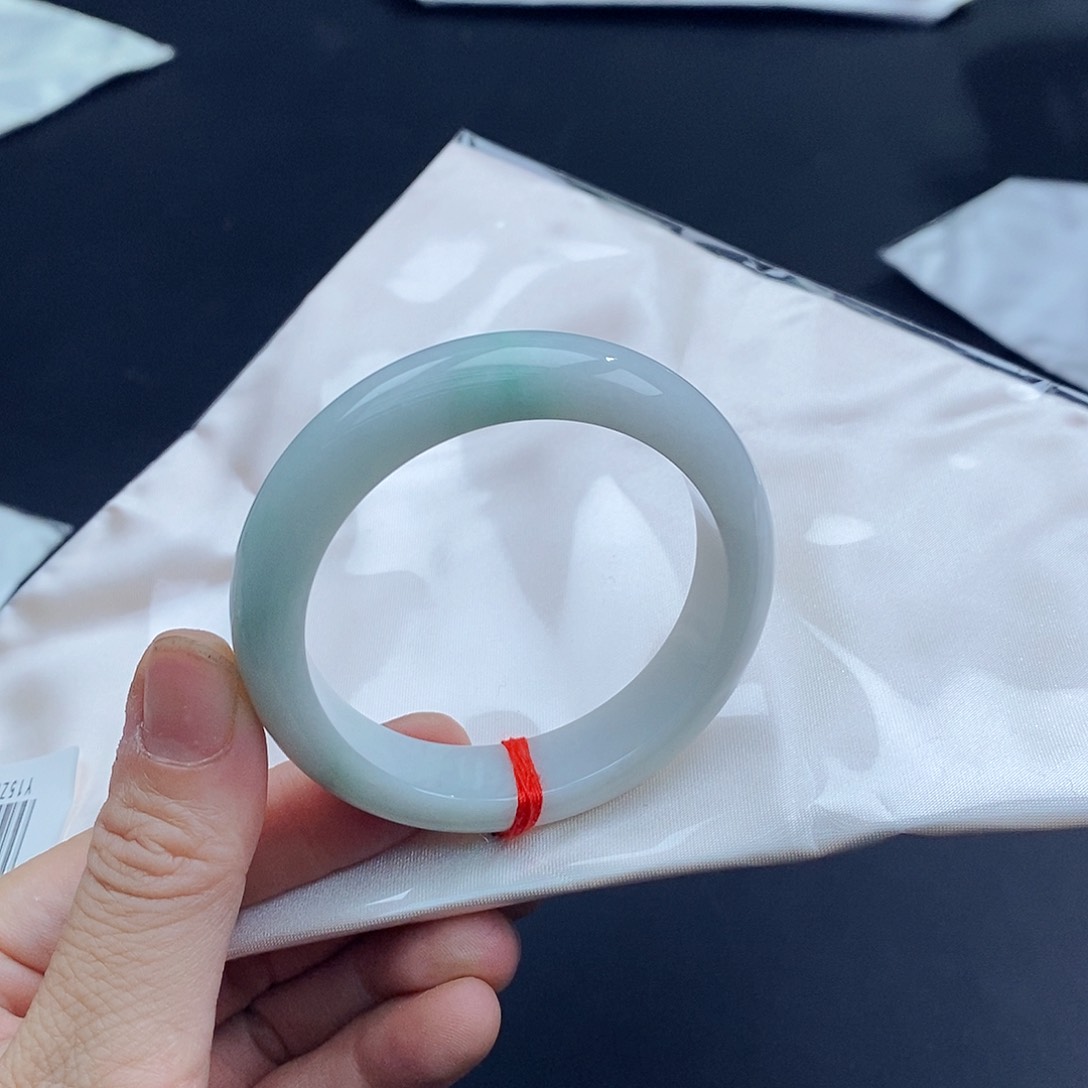 翡翠手镯未镶嵌翡翠