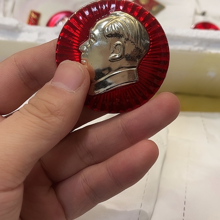 金***人像章一一一一一高贵轻言