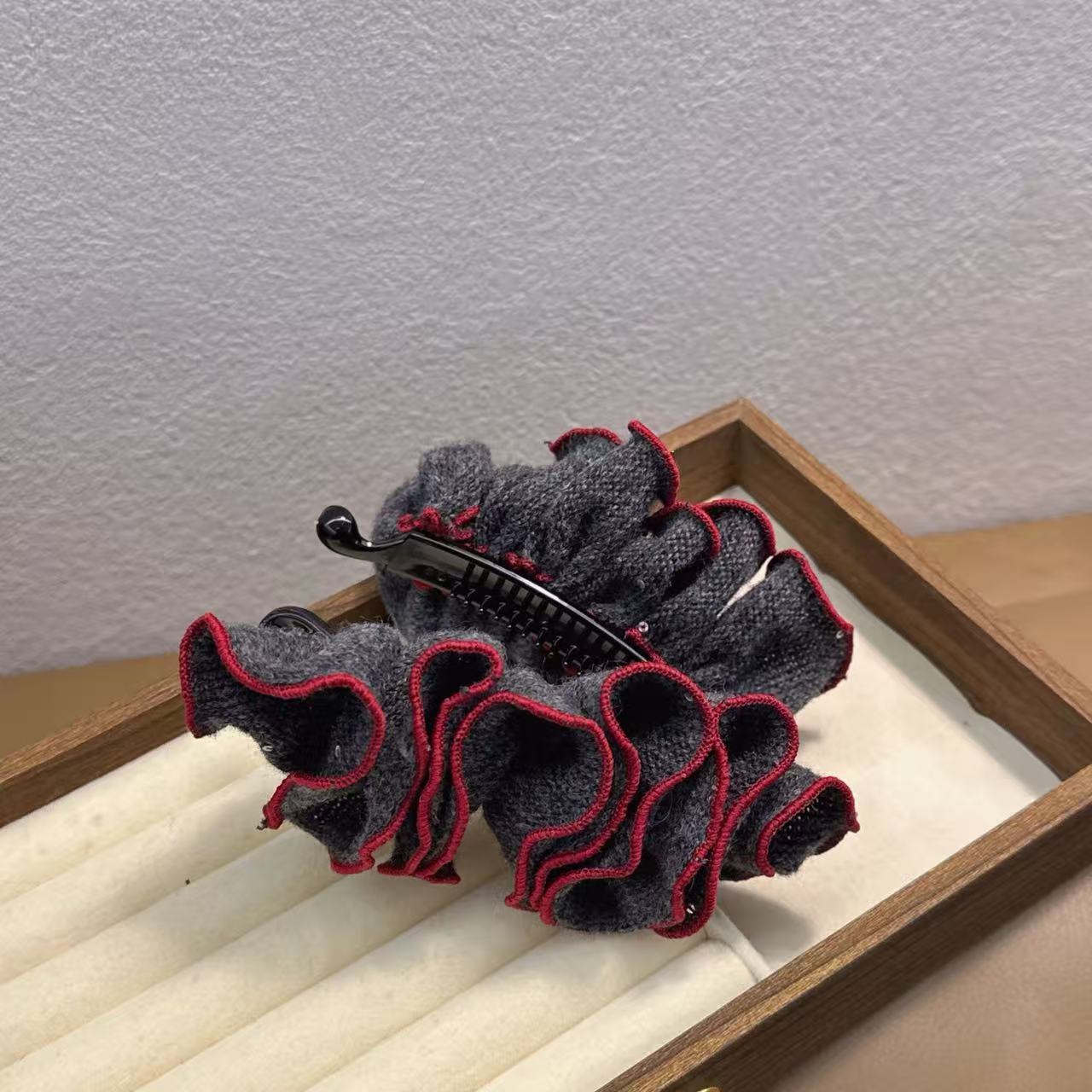 韩系新款精致轻奢高级感灰色丝绒红边裙边百搭香蕉夹5337