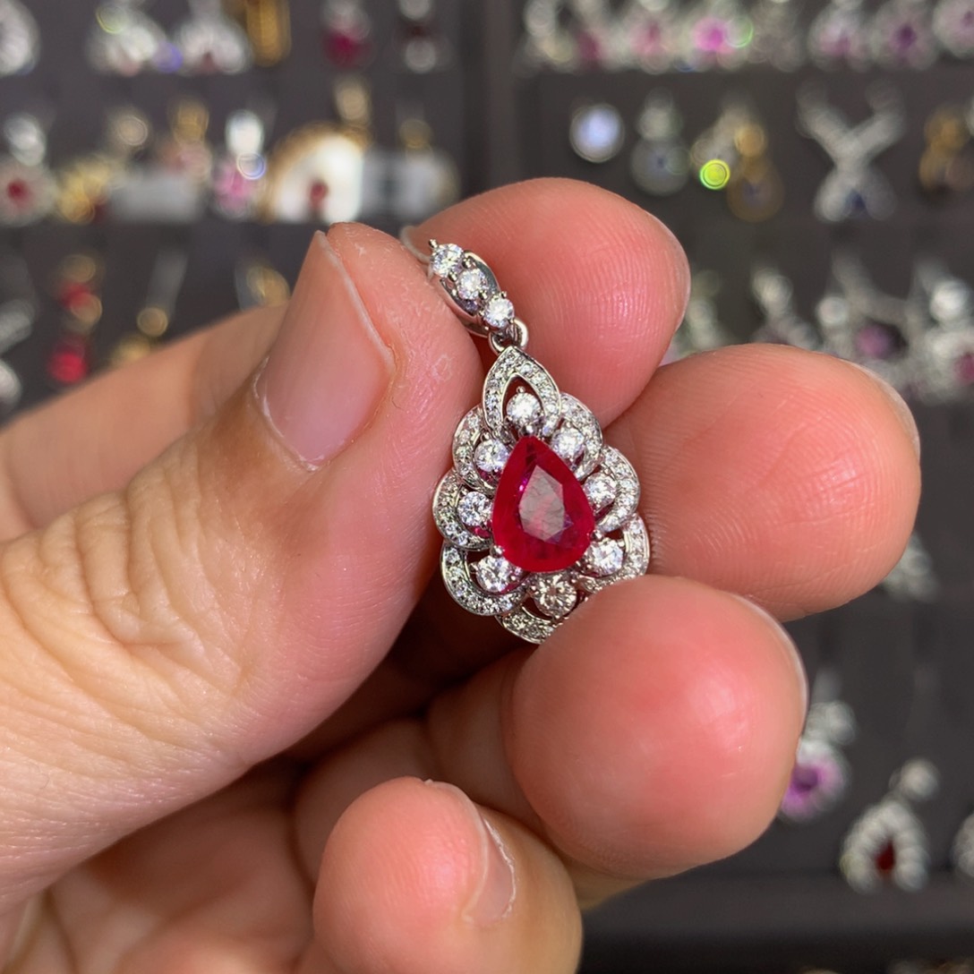 红宝石吊坠18K金镶嵌