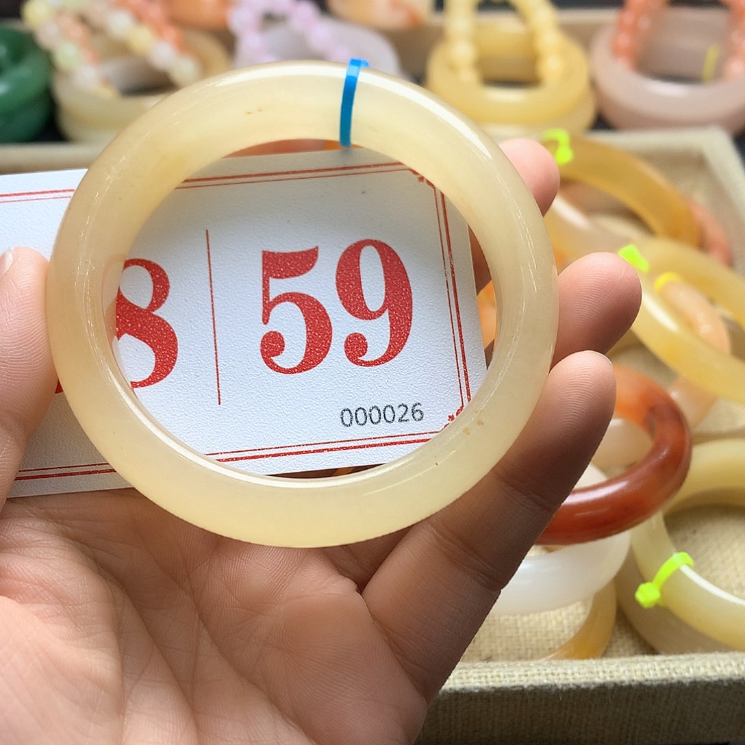 未镶嵌石英质玉（黄龙玉）手镯