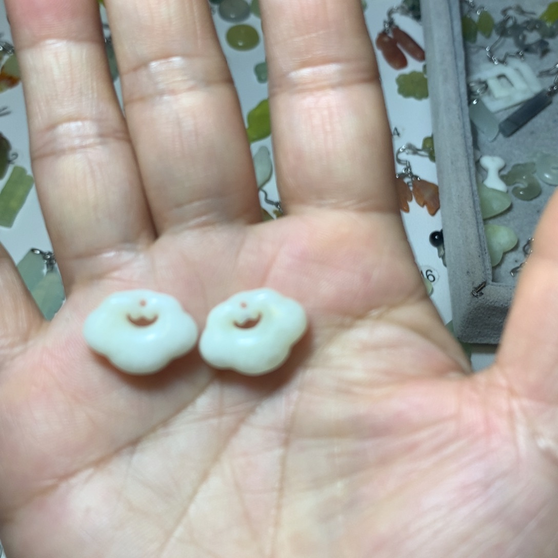 蛇纹石玉耳环未镶嵌