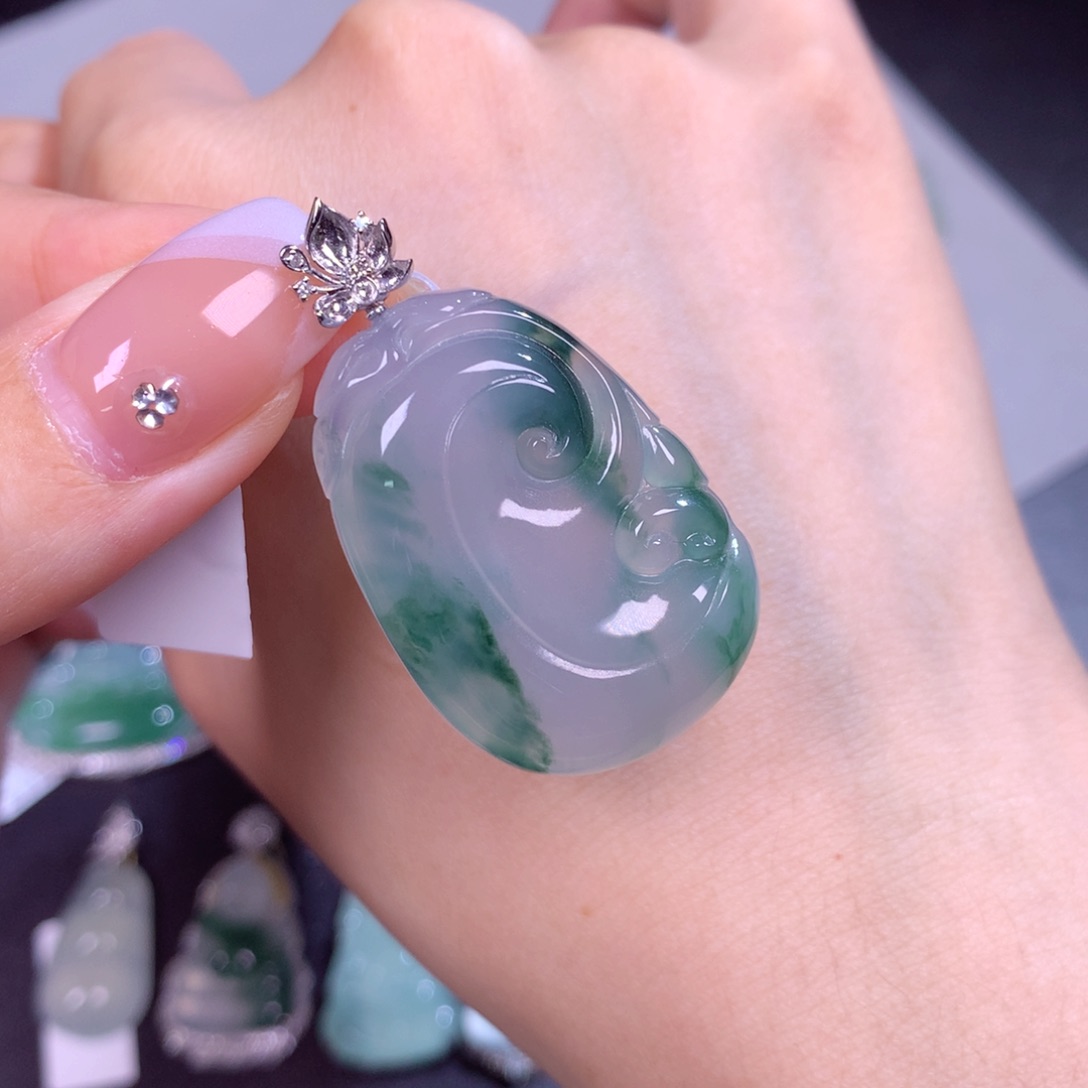 颈饰18K金镶嵌翡翠玲*如意