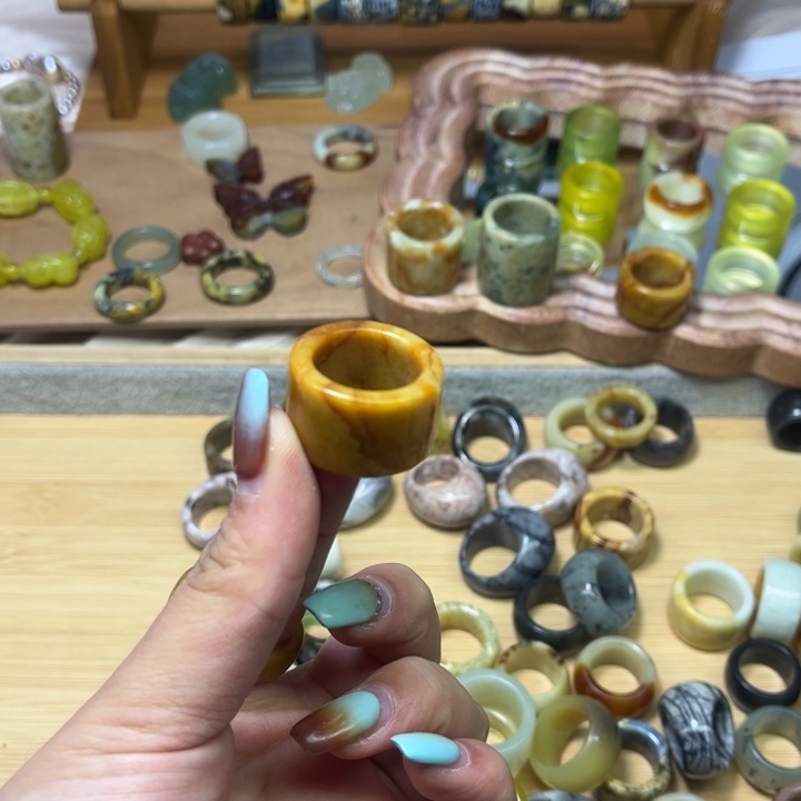 光***耀蛇纹石玉未镶嵌戒圈