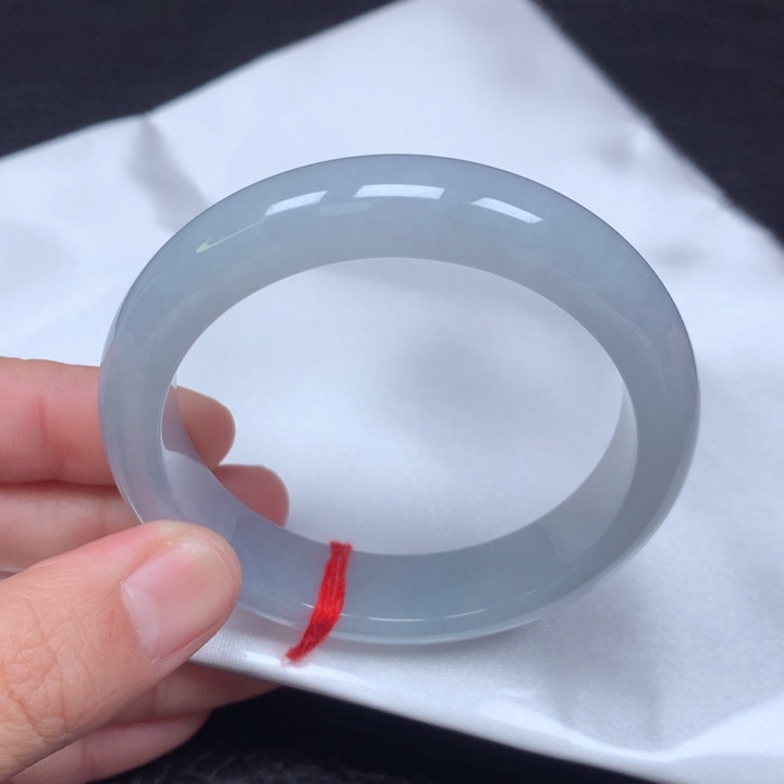 翡翠手镯未镶嵌。