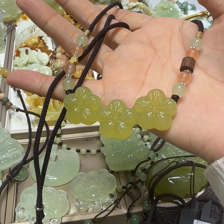 蛇纹石玉吊坠未镶嵌