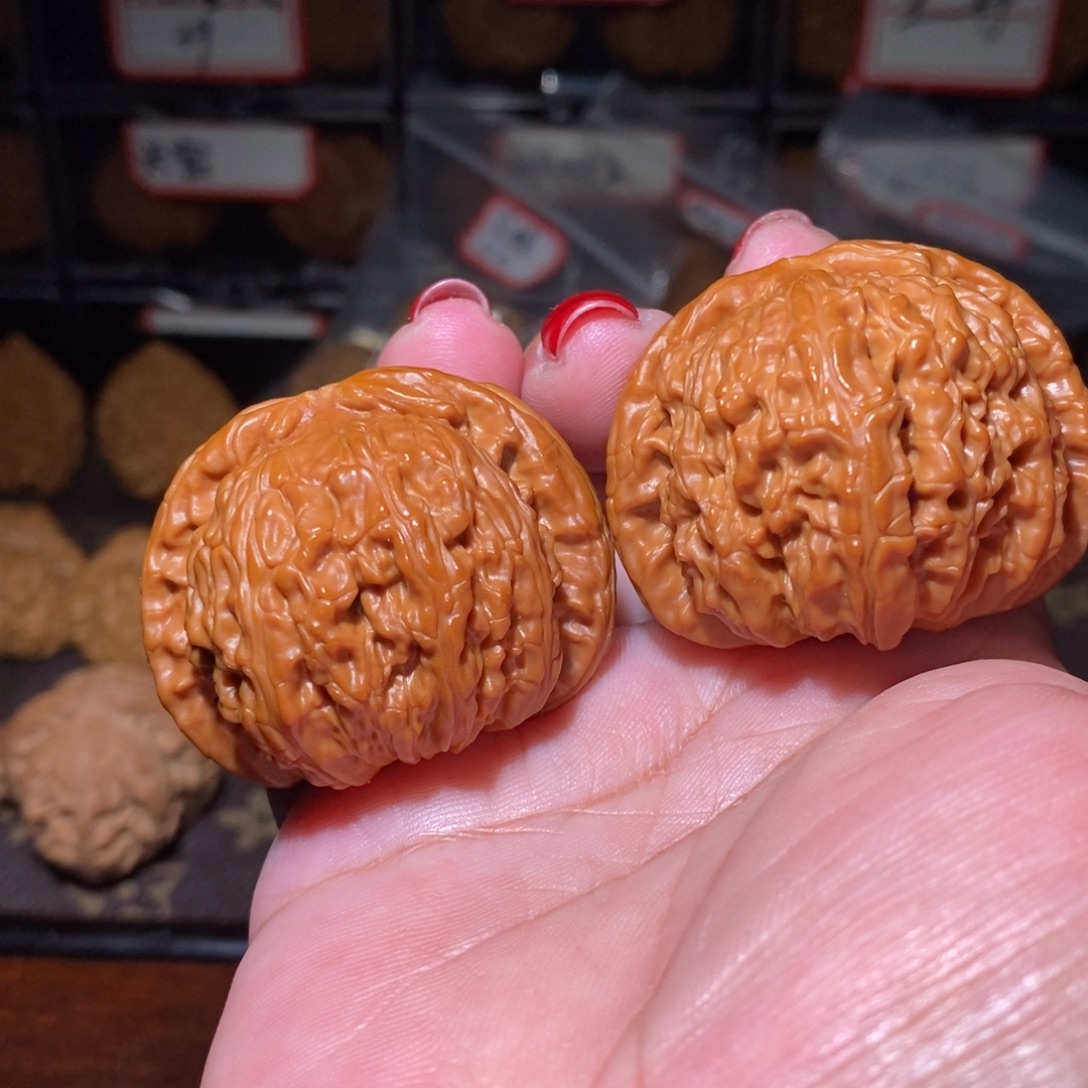 焱***焱文玩核桃把件球白