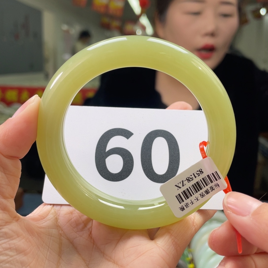 和田玉手镯未镶嵌春*