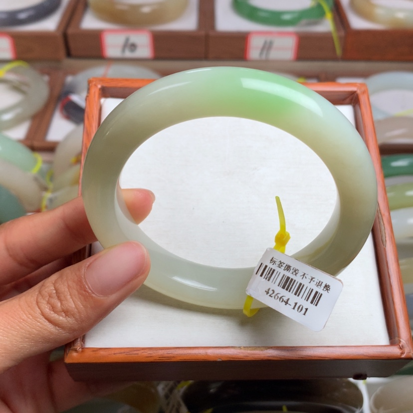 【闪购商品】和田玉手镯未镶嵌57