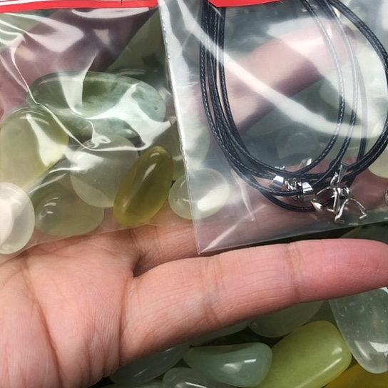 蛇纹石玉颈饰合金