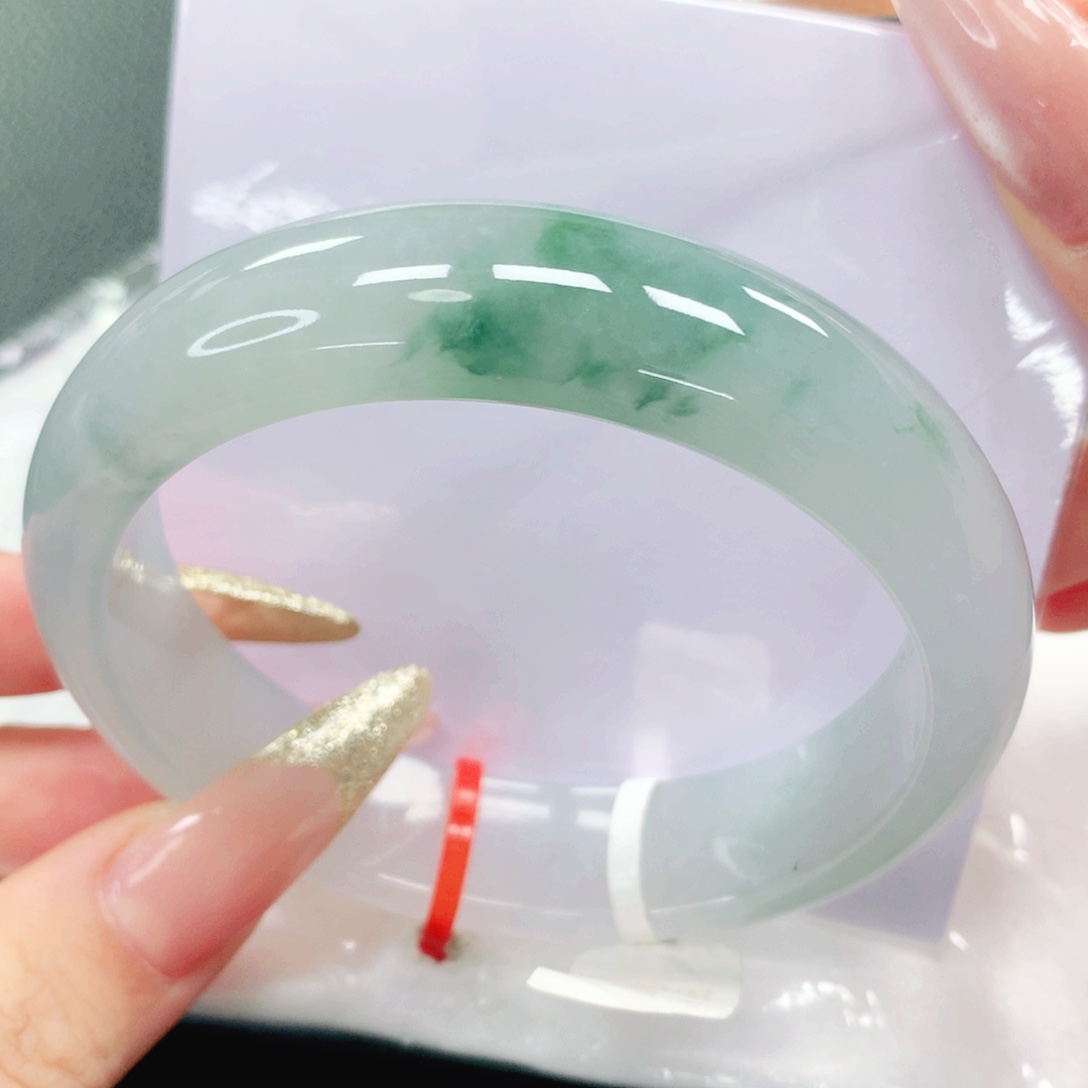 翡翠手镯未镶嵌60圈