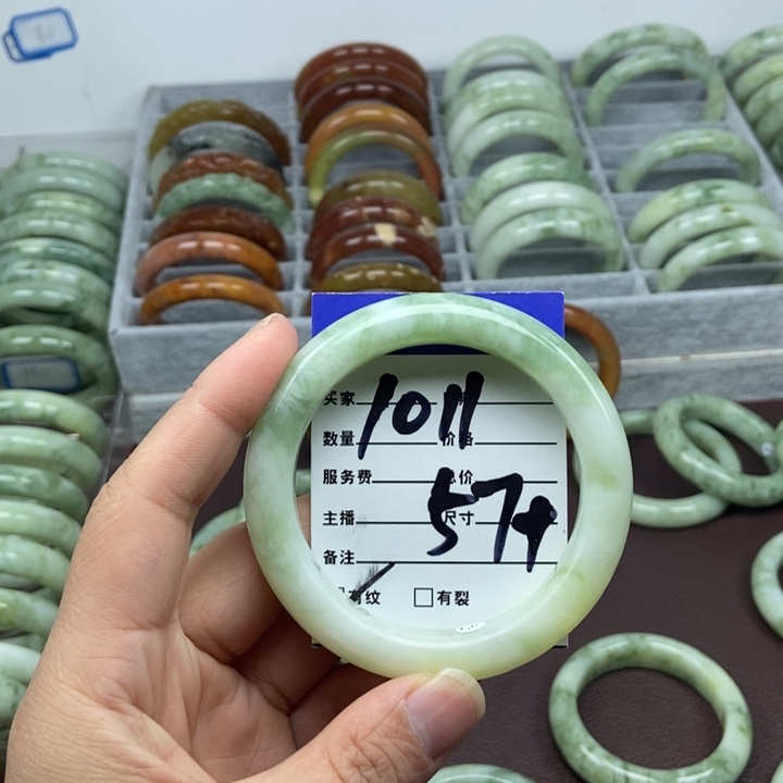 蛇纹石玉手镯未镶嵌