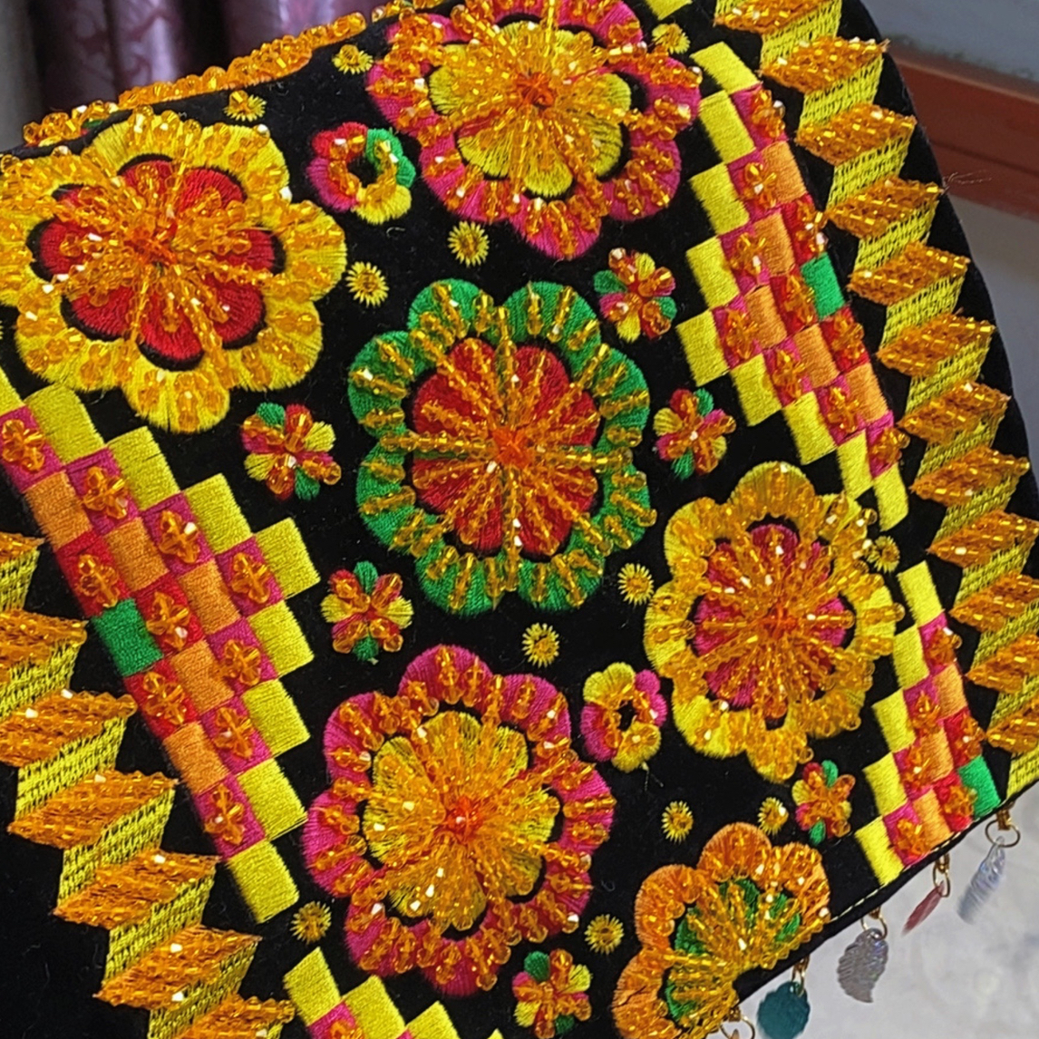 嘉绒藏族手工串珠头帕，精致漂亮，小号水晶珠子7个泡泡片