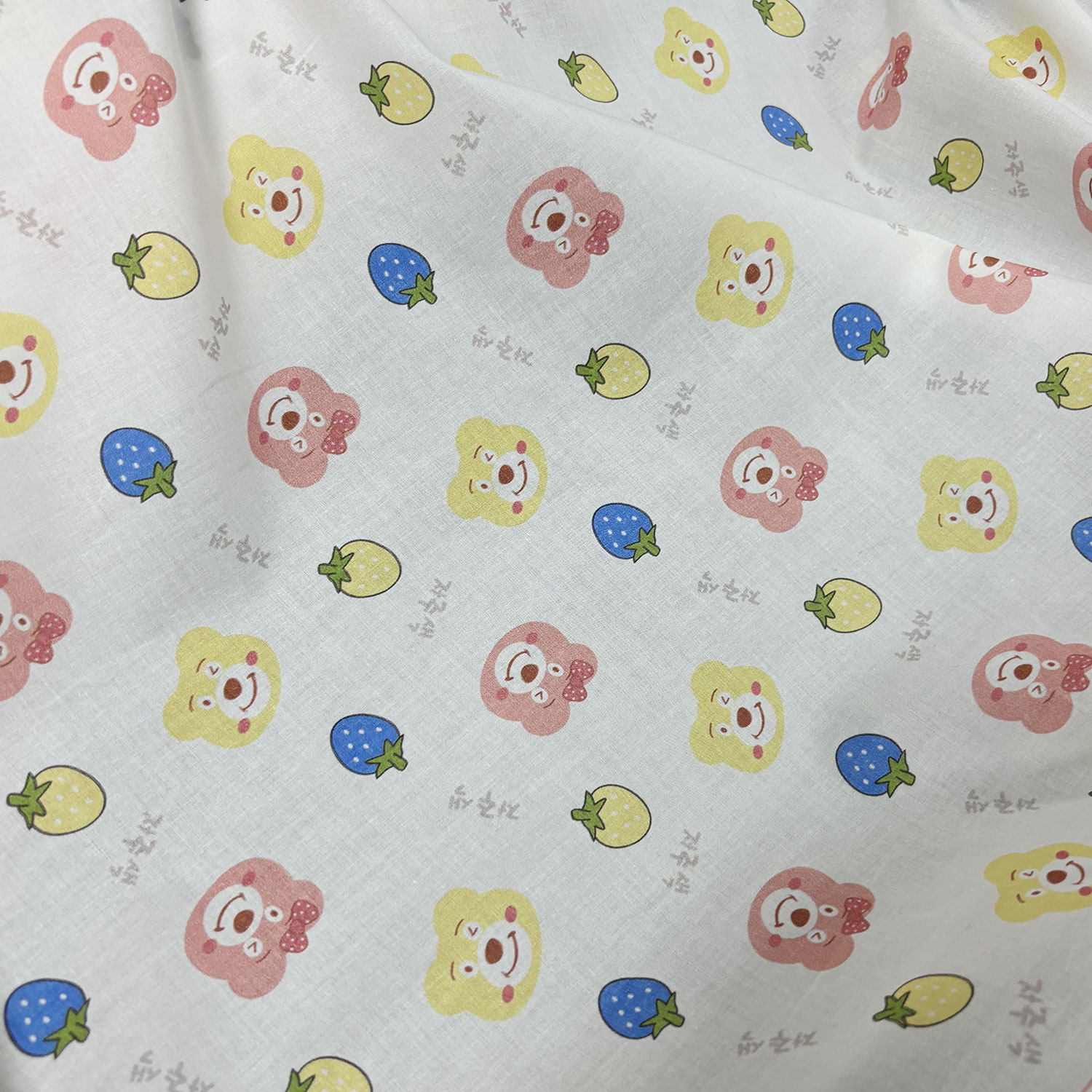 彩色眨眼草莓小熊全棉精纱府绸布料100纯棉家居制衣面料门幅1.5米
