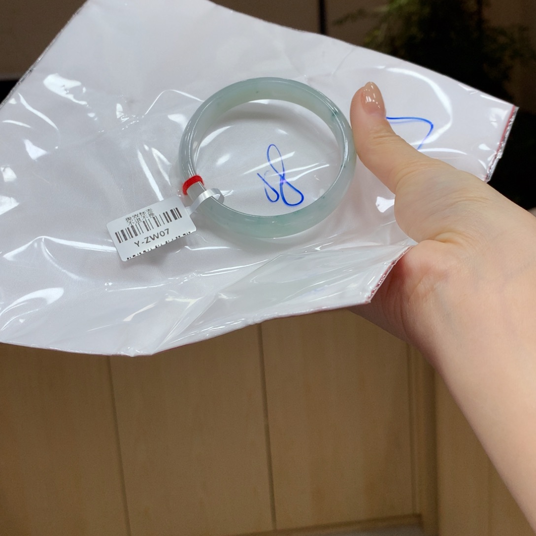 翡翠手镯未镶嵌不退不换