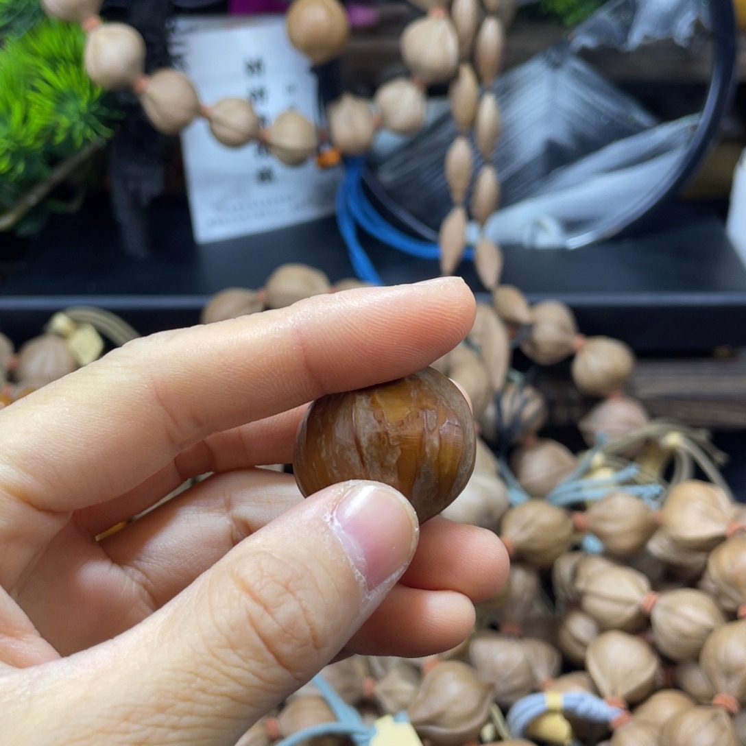 潍***王吊坠橄榄核三通四花