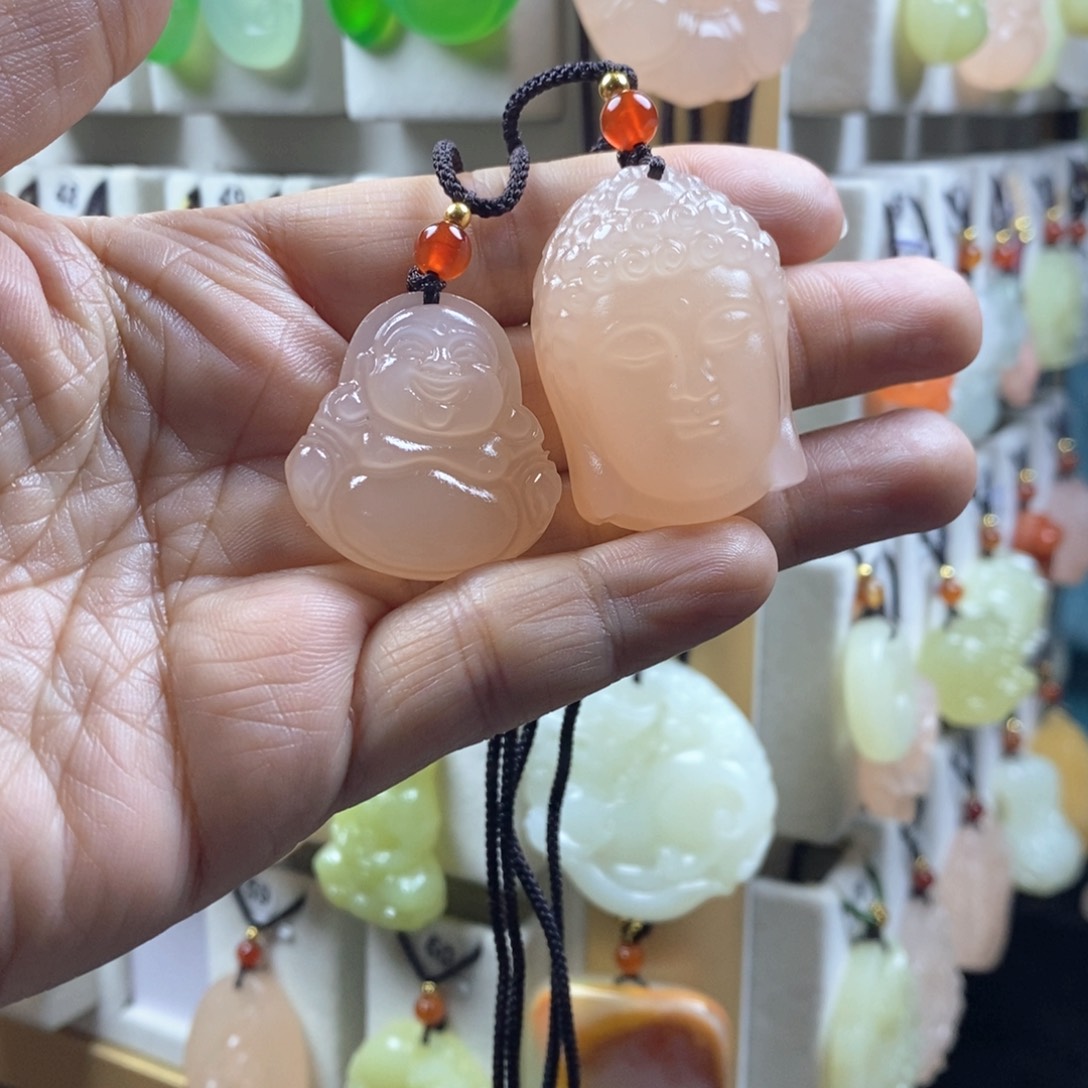 颈饰未镶嵌石英质玉（金丝玉）月*弯