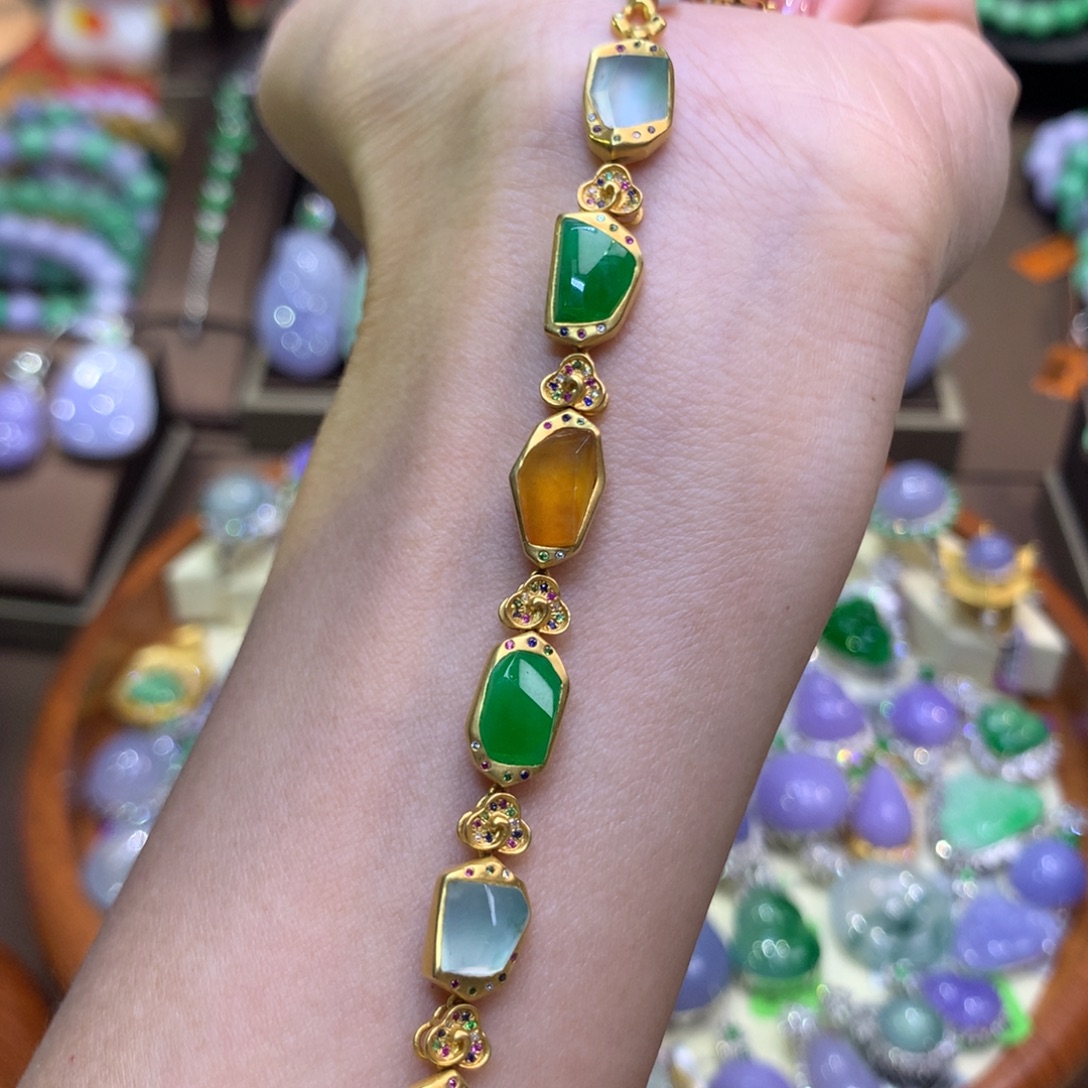 翡翠18K金镶嵌颈饰