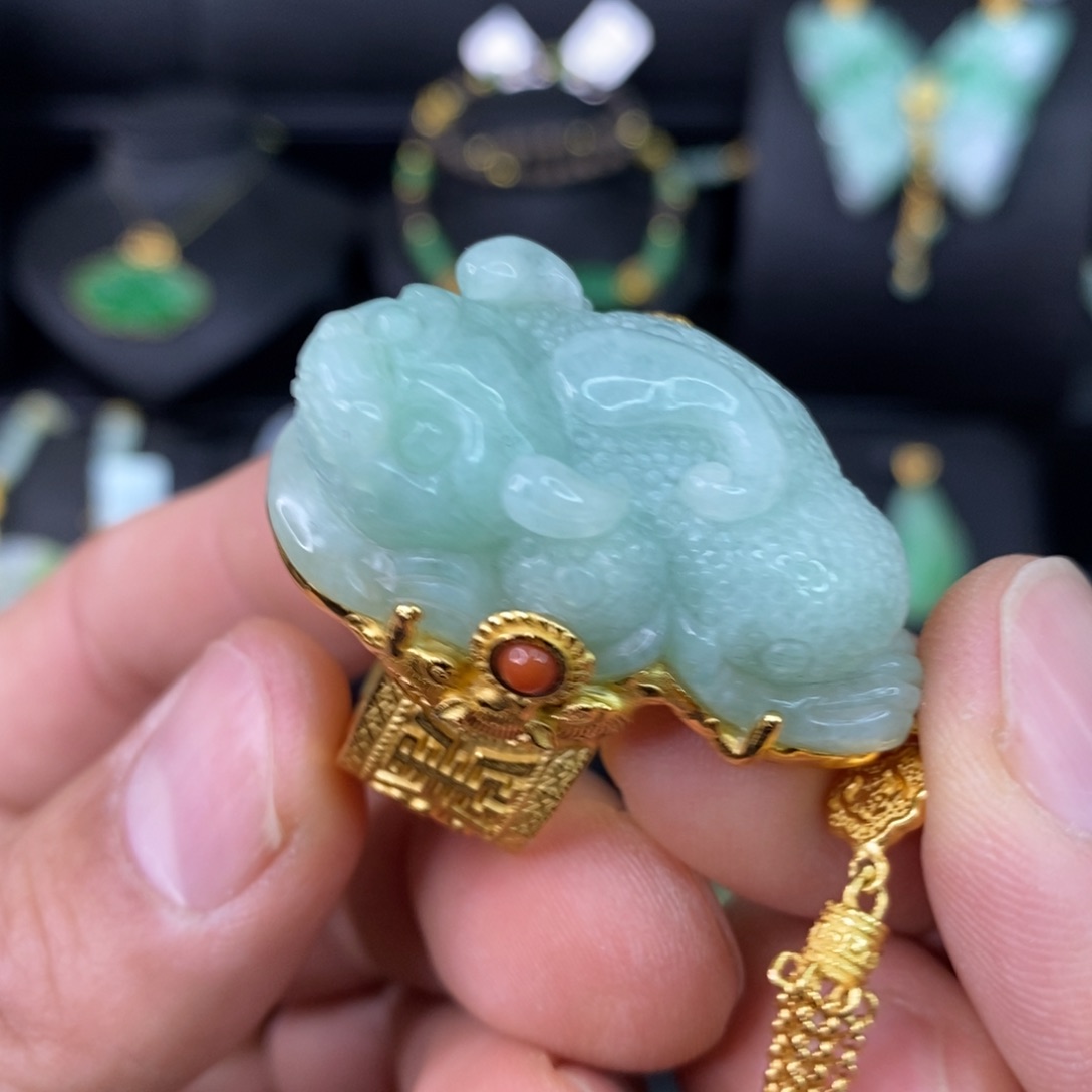 颈饰未镶嵌翡翠戒指