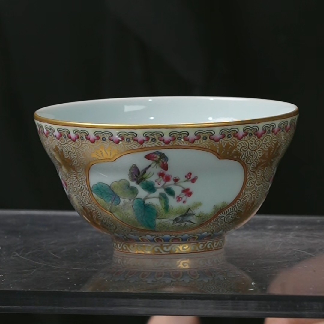 D描金卷草纹粉彩开窗花卉纹杯