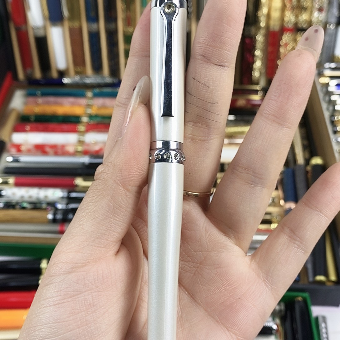 便携式鳄鱼白色小蛮腰