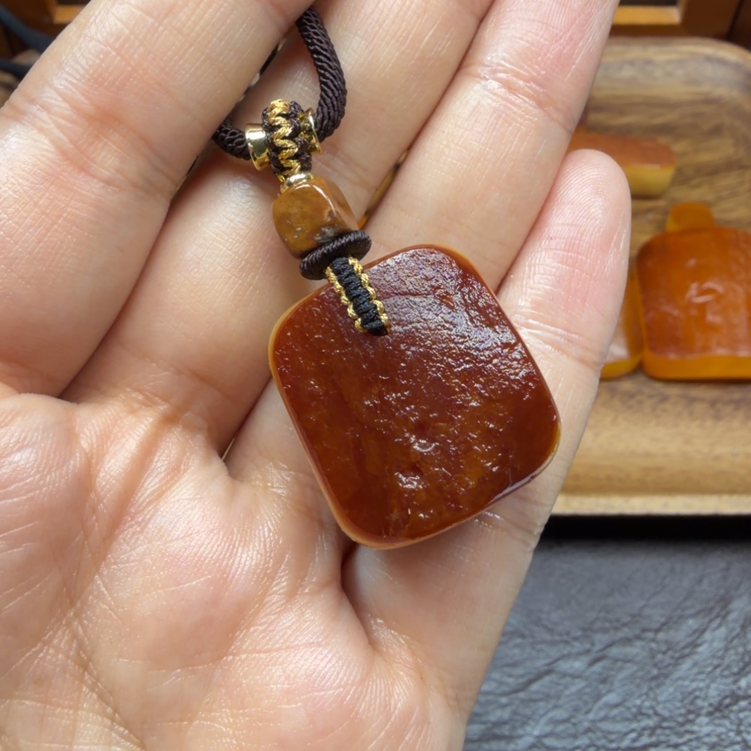 琥珀未镶嵌吊坠(赠链)