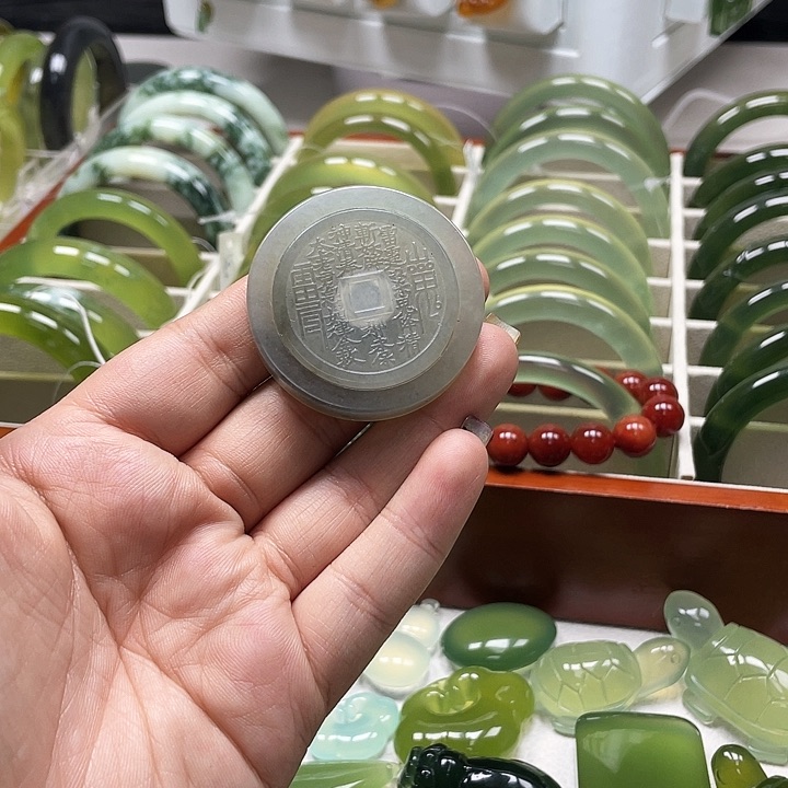 蛇纹石玉颈饰未镶嵌