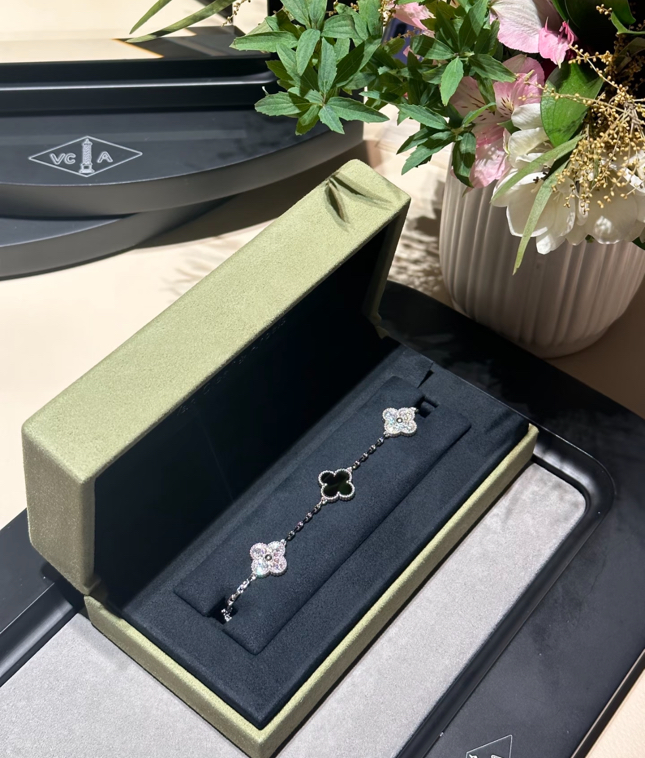 未使用 梵克雅宝 代卖服务！25年黑银熊猫镭射五花手链 18463142