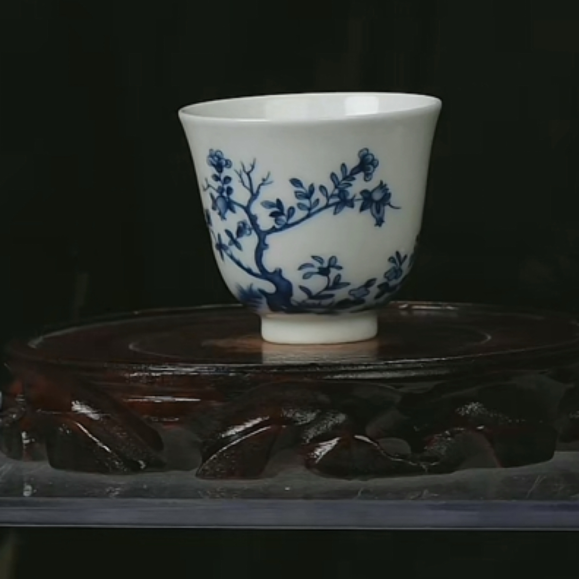 M青花花卉诗体纹铃铛杯