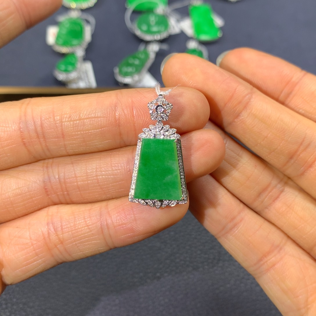 翡翠颈饰18K金镶嵌翡翠