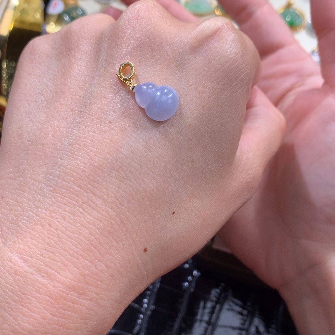 L***y翡翠18K金镶嵌颈饰翡翠