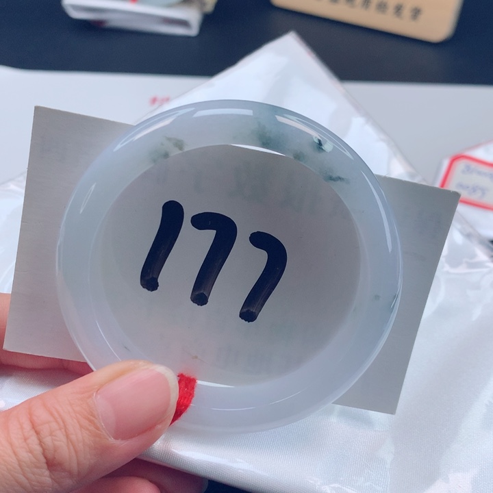 翡翠手镯未镶嵌冰