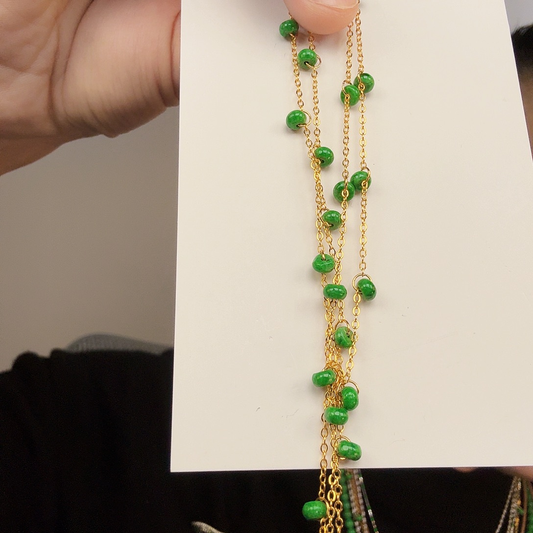 翡翠未镶嵌颈饰一件