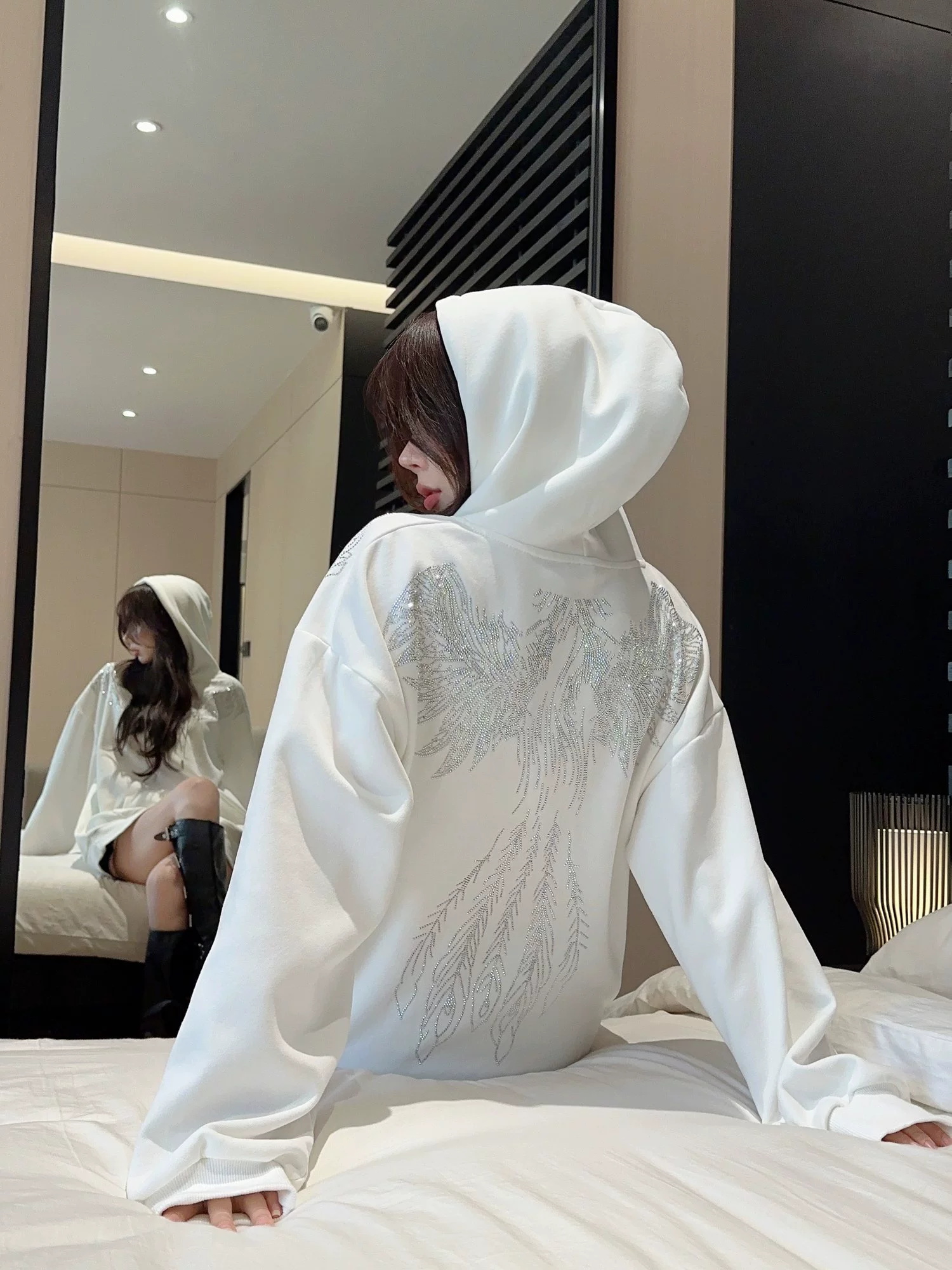 女中长款卫衣烫钻白色长袖秋冬款设计感重工连帽印花