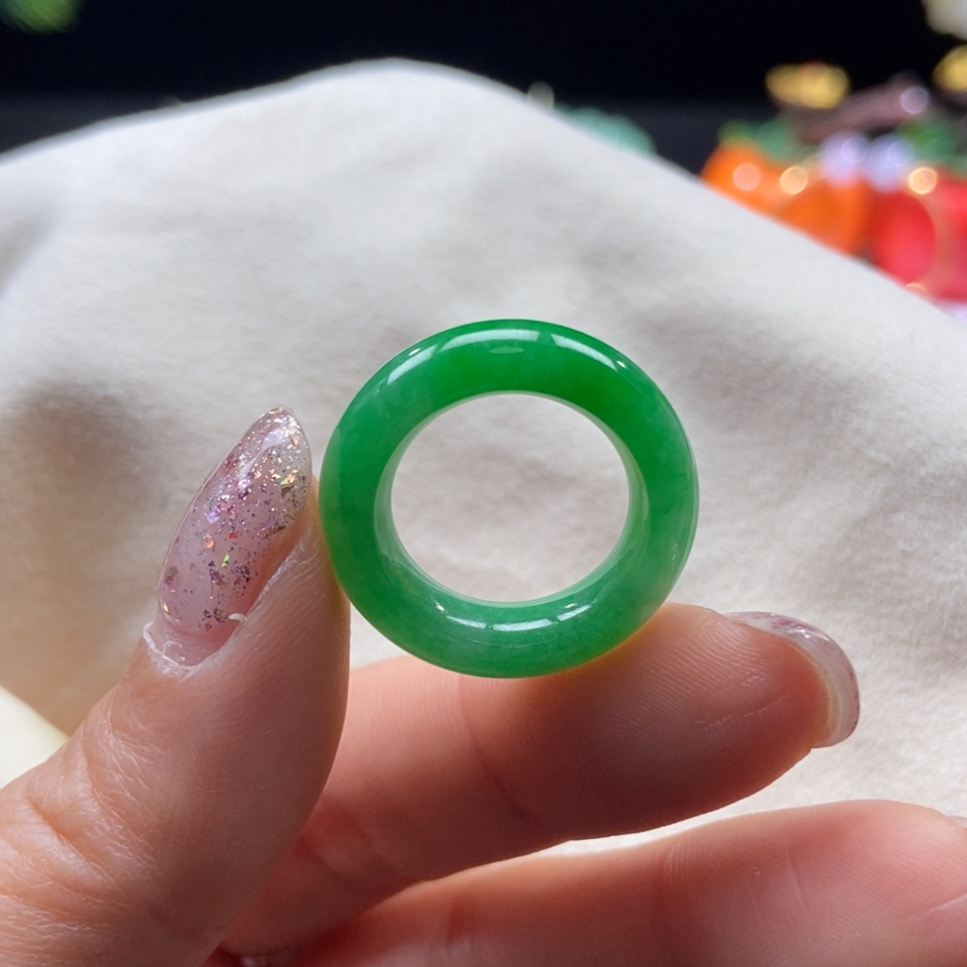 翡翠戒圈未镶嵌满绿