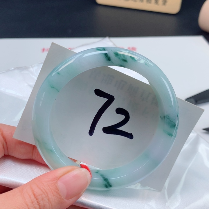 翡翠手镯未镶嵌冰