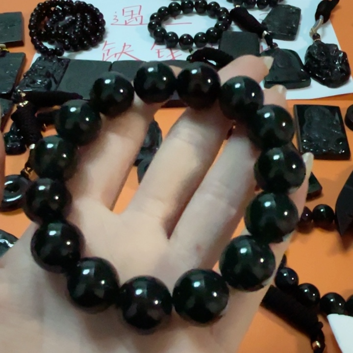 翡翠颈饰未镶嵌好*情