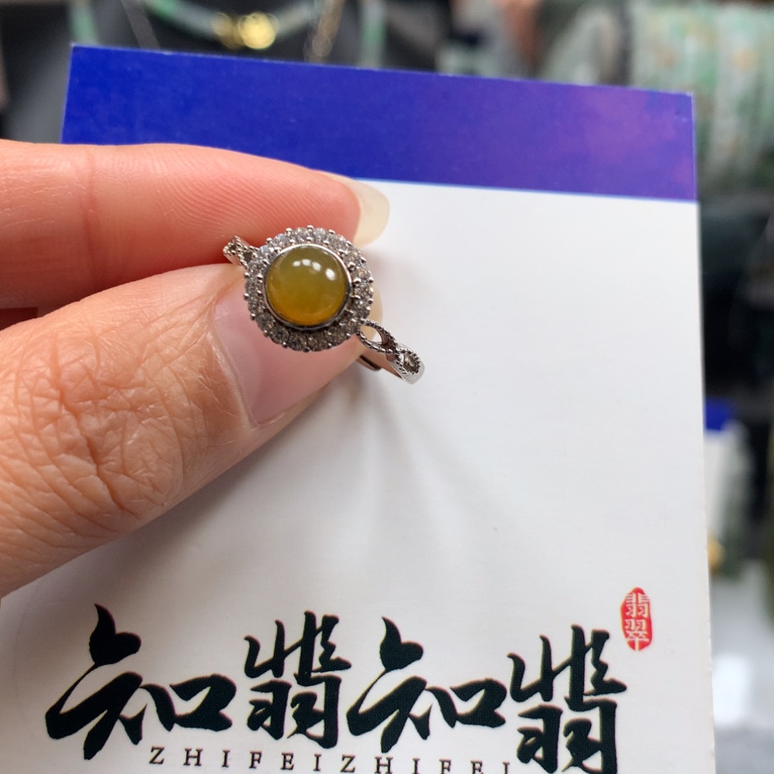 翡翠颈饰银S925镶嵌黄翡蛋面戒指