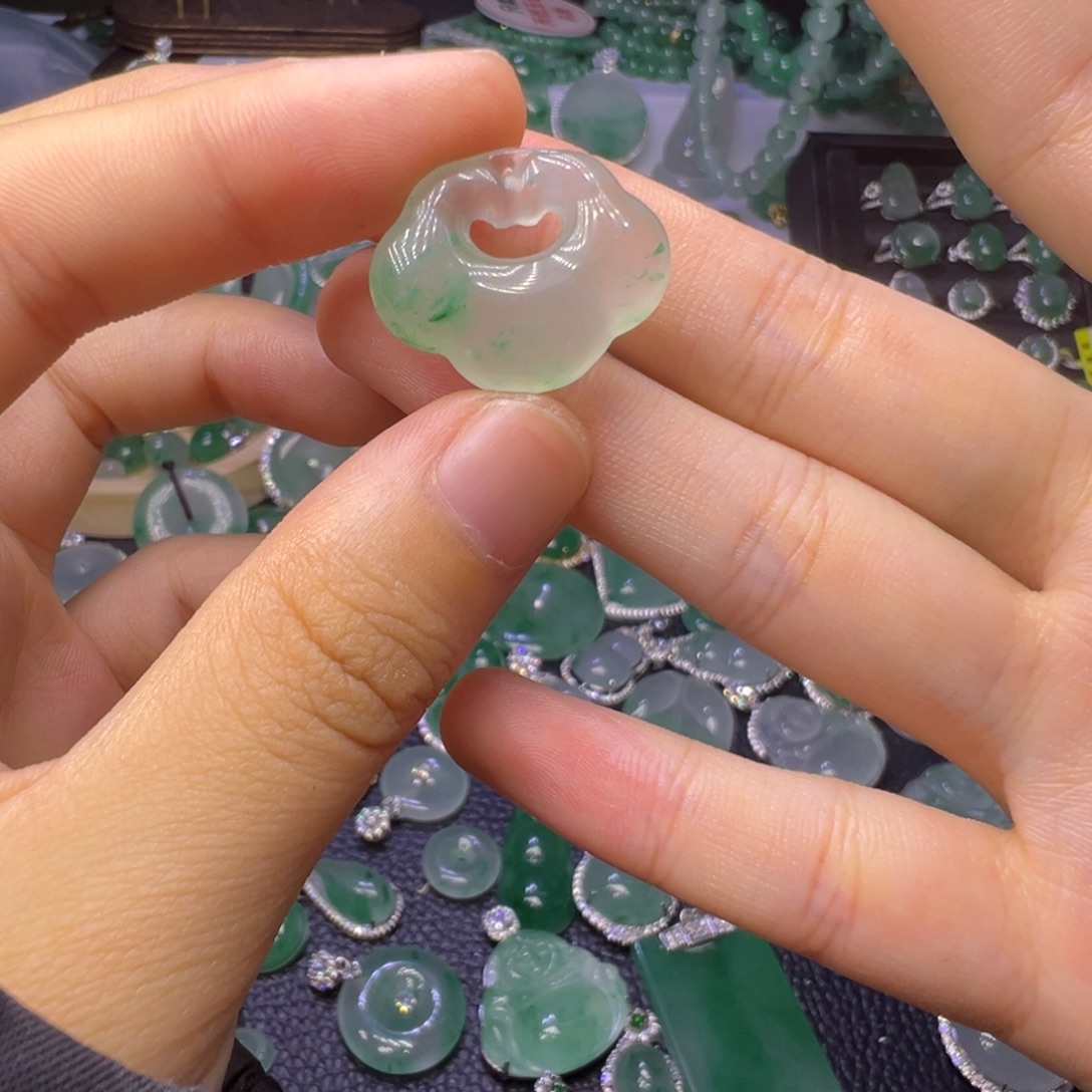 石英质玉（非洲翠）未镶嵌颈饰