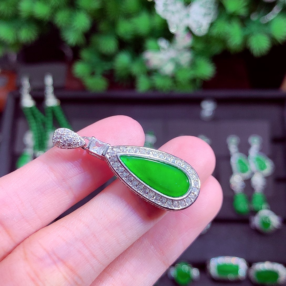 颈饰未镶嵌翡翠天然